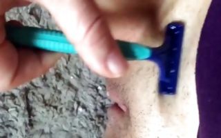 Pretty girlfriend gets her cunt shaved in homemade xxx video